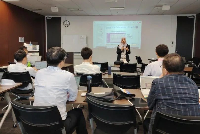 A trainer presenting a halal certification session to manufacturers